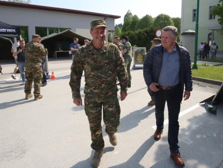 Seznanitev vojaških obveznikov s pravicami in dolžnostmi vojašnica Postojna 02 Foto Ljubo Vukelič